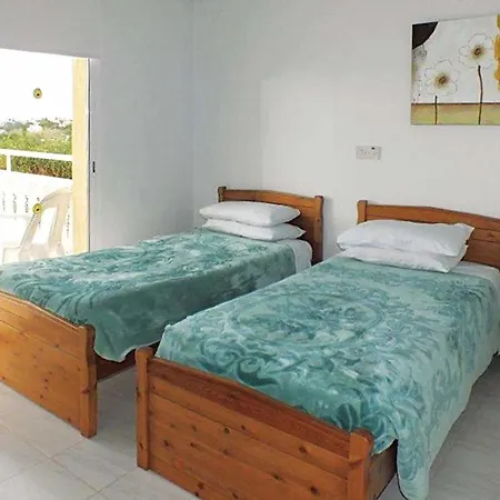 Coral Bee - Walking Distance To Coral Bay